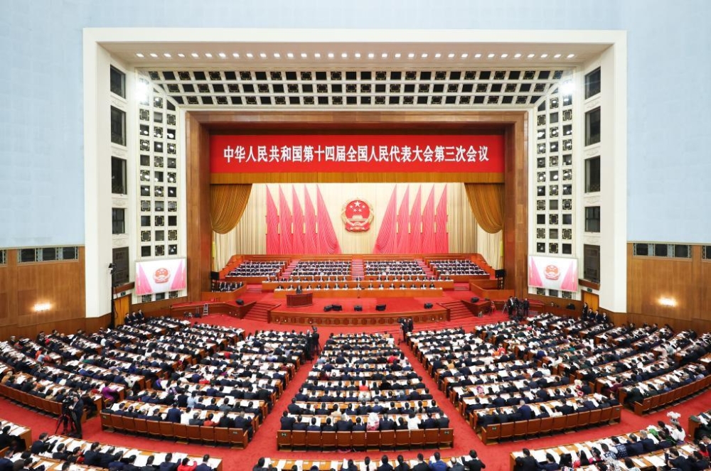 hy3380cc海洋之神股份党员观看第十四届全国人大三次会议开幕盛况